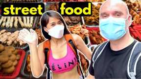 Foreigner Tries Bangkok STREET FOOD w/Local Thai Lady in Chinatown