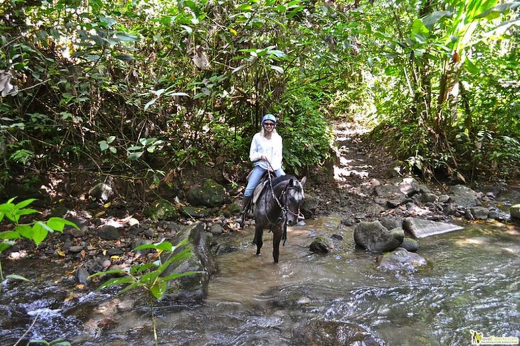 woman doing horseback riding costa rica